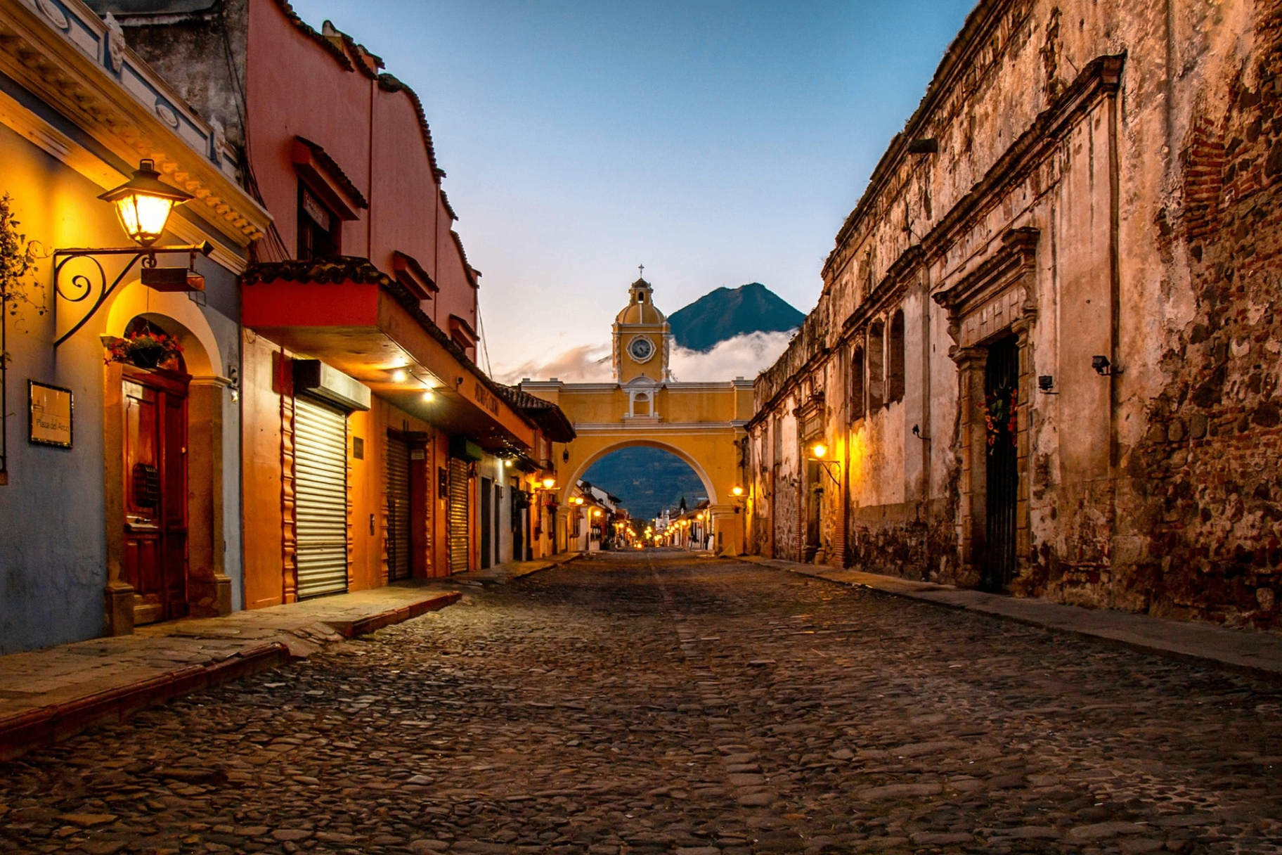 Arco de Santa Catalina, Antigua Guatemala con el Volcán de Agua